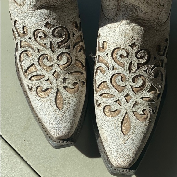 Ariat sample cream western boot with pink glitter. - Picture 3 of 4